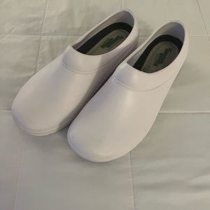 Landau white scrub clogs women’s size 11